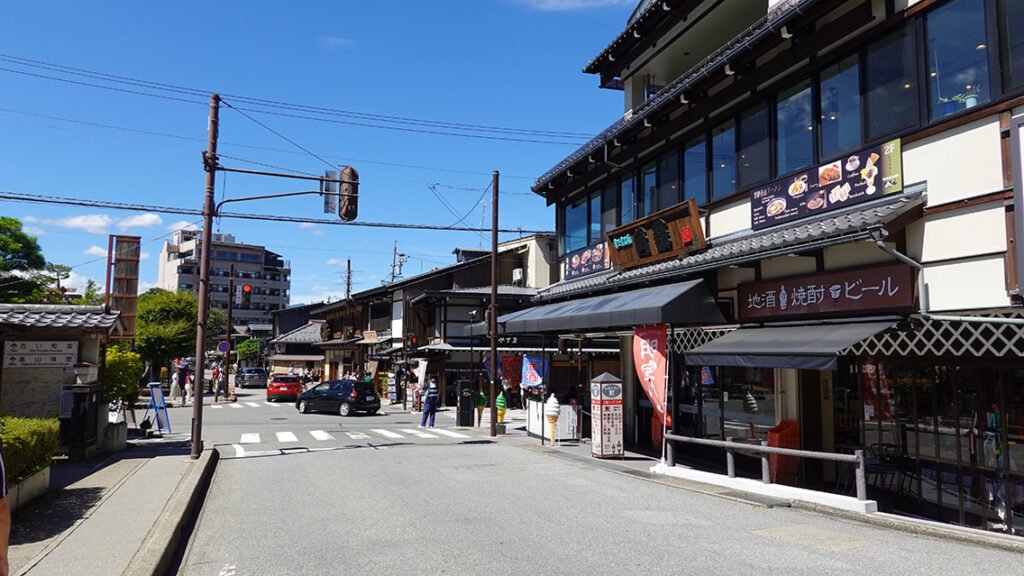 Calle coches en el centro de Takayama