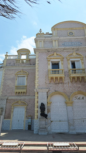 Teatro Adolfo Mejía Navarro