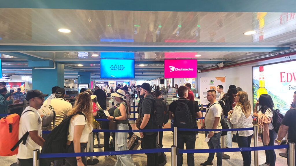Cola de inmigración donde te piden la tarjeta de San Andrés