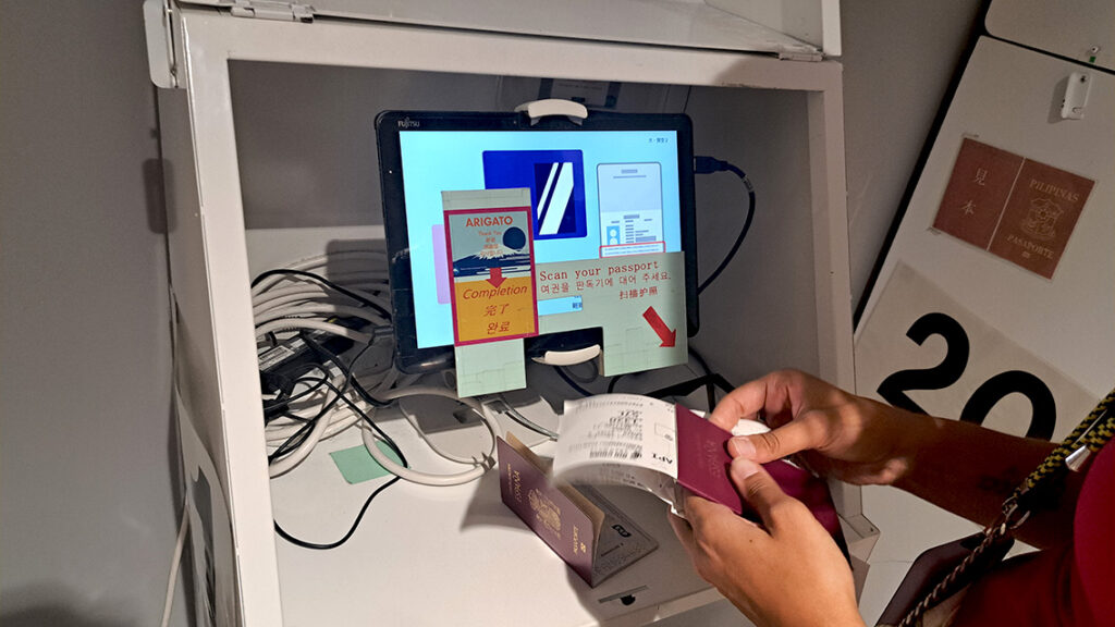 Escaneando el pasaporte para tramitar el Tax Free en un ordenador de aduanas en el Aeropuerto de Tokio