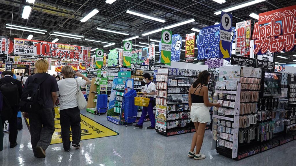 Interior de una tienda llena de productos para comprar con tax free en Japón