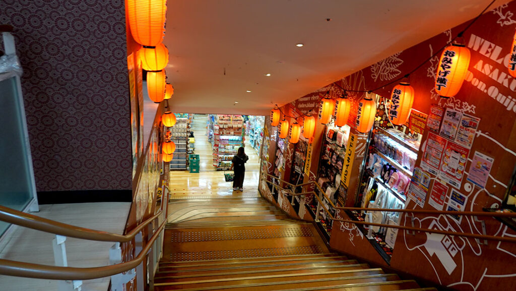 Escaleras de Tienda Don Quijote en Asakusa, Tokio