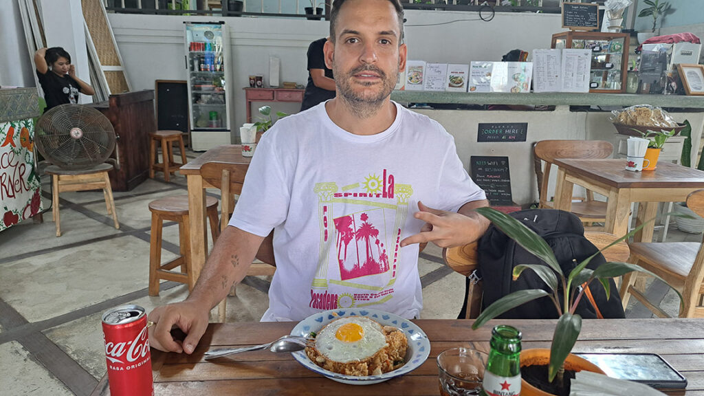 Joan disfrutando de un plato local en un warung tradicional llamado Sami Sami Space en Ubud.