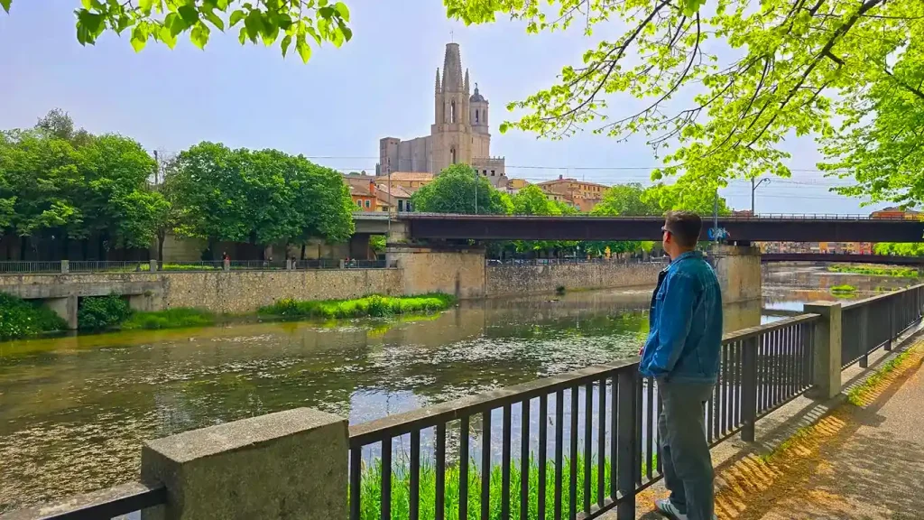 Joan por el camino del parking gratis de Girona