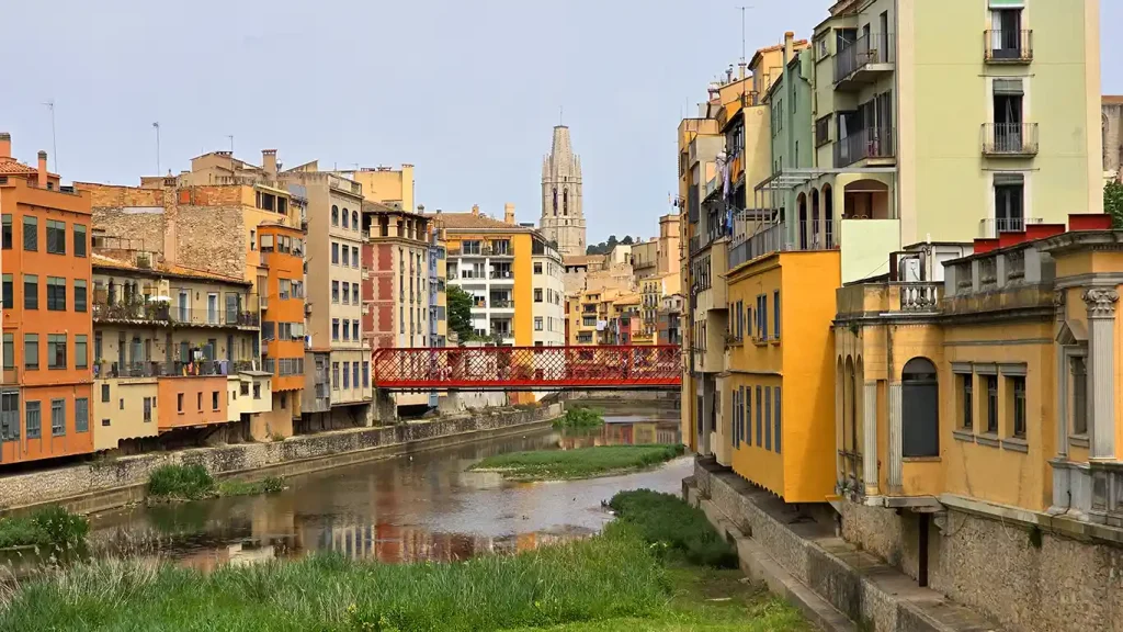 Vista de la catedral de Girona y el puente rojo