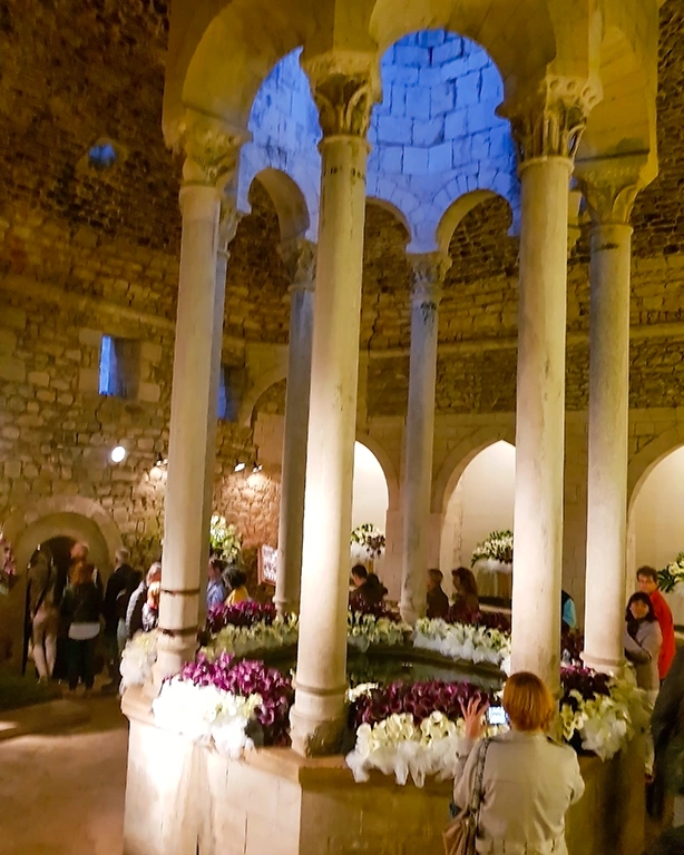 interior baños árabes de noche en temps de flors Girona