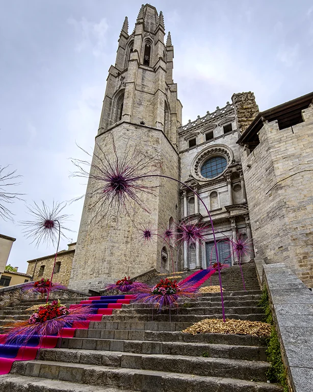 Basílica Sant Felix decorada en las escaleras con flores en Temps de Flors