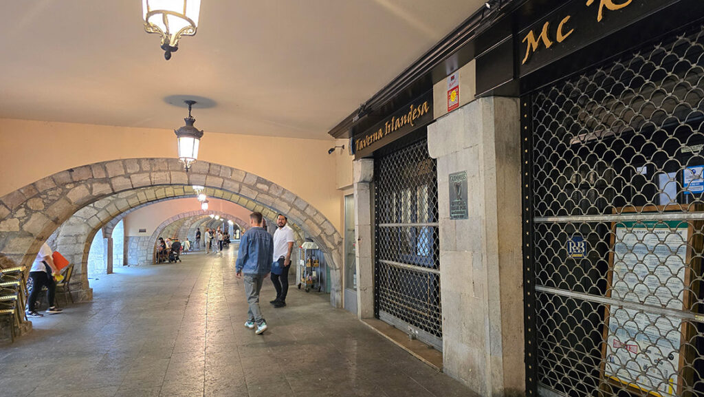 Joan paseando por unas bóvedas de Girona