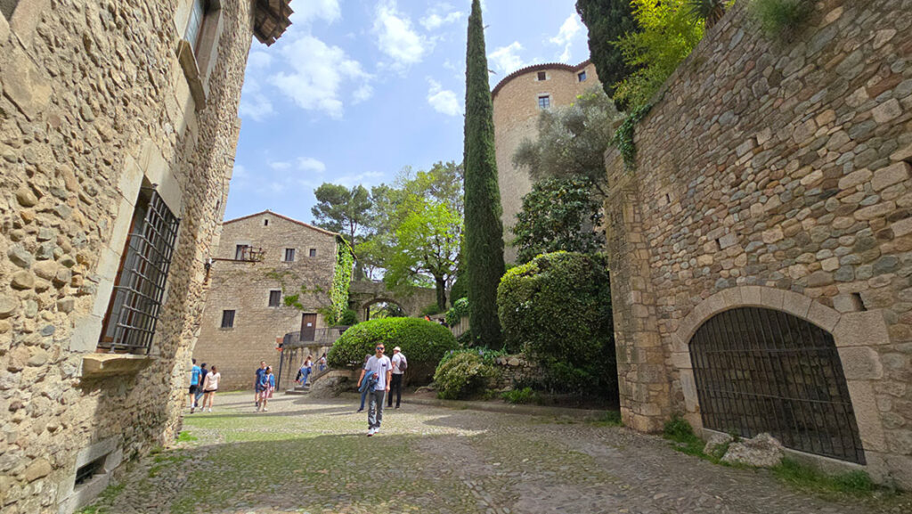 Joan en el interior de los jardines Alemany de Girona