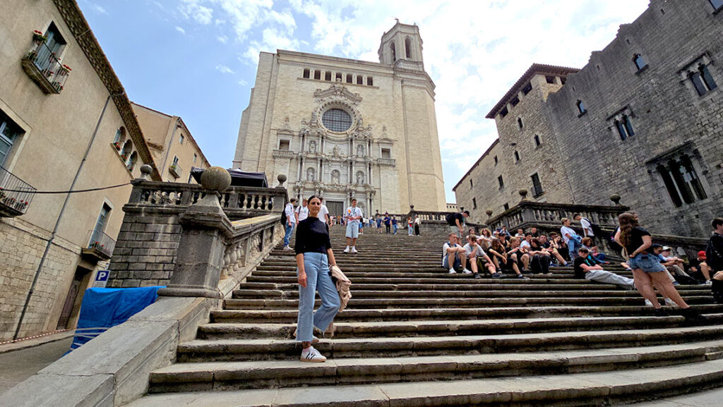 Noelia en las escaleras de la Catedral de Girona