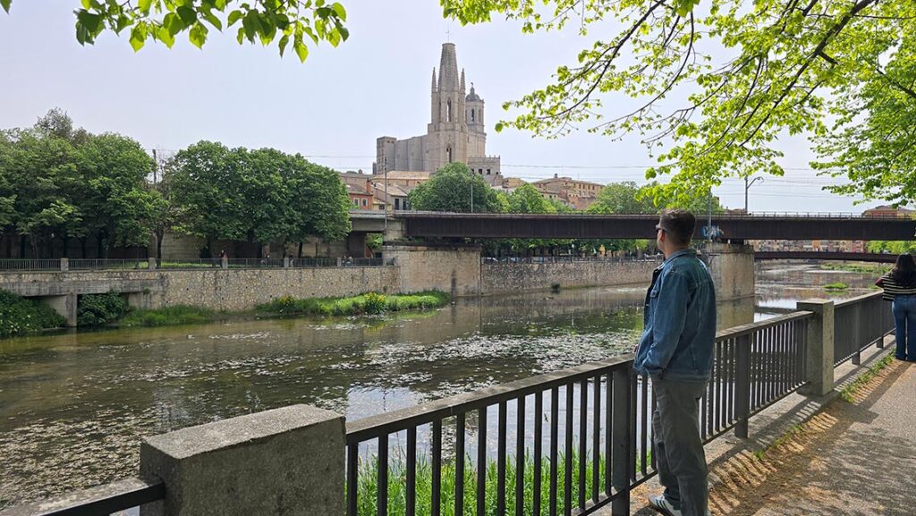 Joan mirando hacia la Catedral de Girona en el Barri Vell