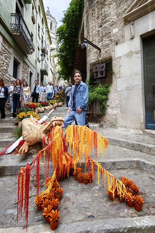 Dragón en escaleras de calle Pujada de Catedral en Girona
