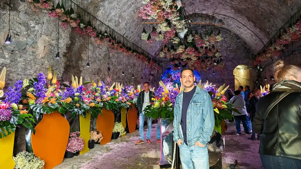 Museo Historia Girona decorado con flores