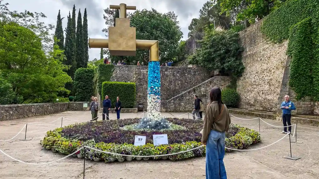 Plaza de los Jurados decorada con flores en Girona