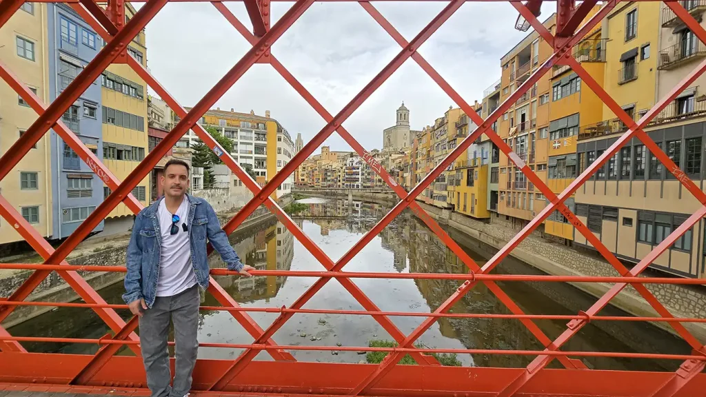 Joan en el puente rojo Eiffel de Girona