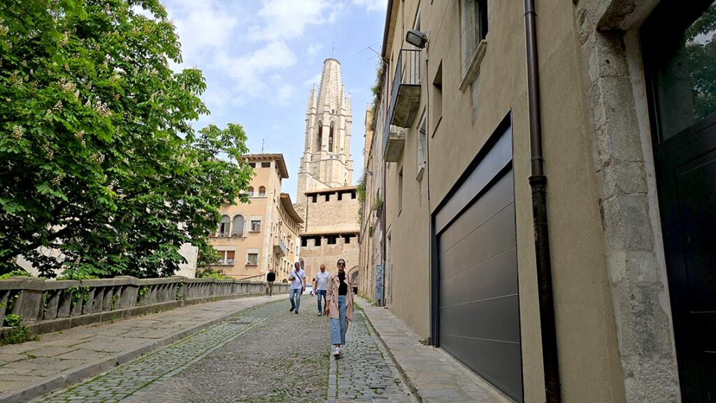 Noelia paseando por las calles del Barri Vell
