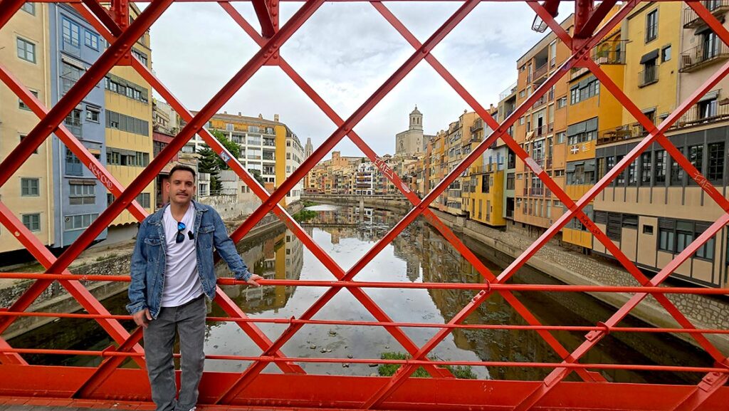 Joan en el puente rojo Eiffel de Girona