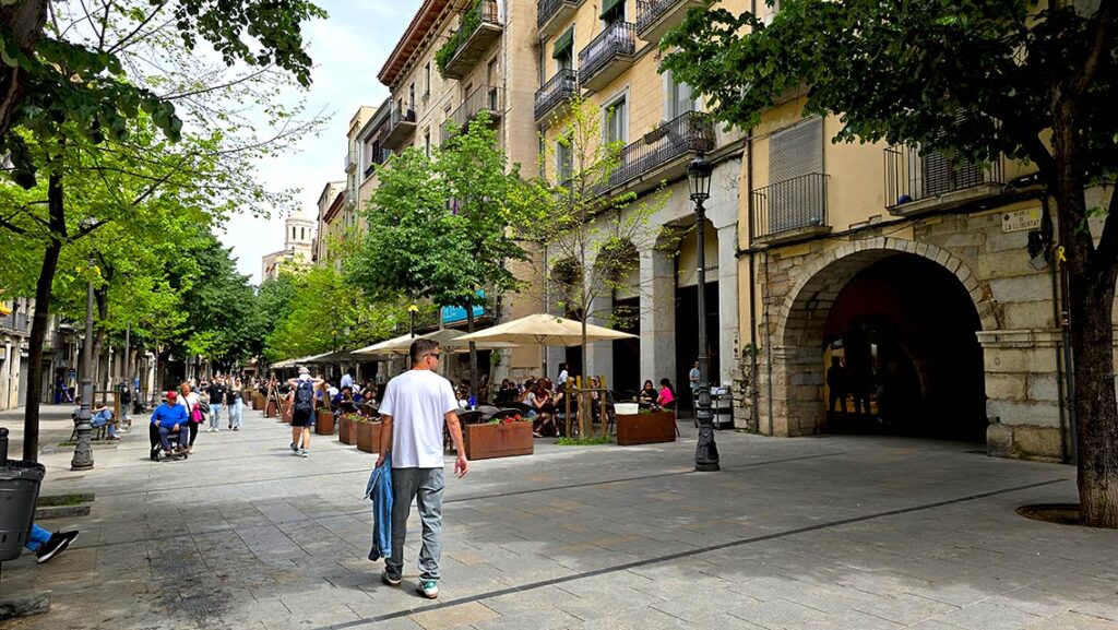 Joan paseando por la Rambla Llibertat en Girona