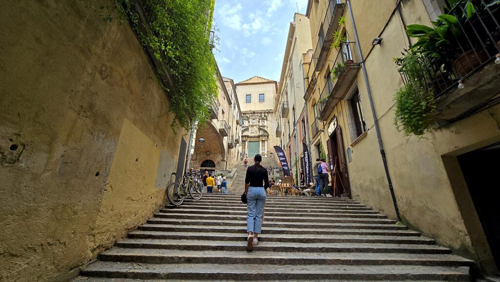 noelia subiendo por la Escalinata de Sant Domènec de Girona