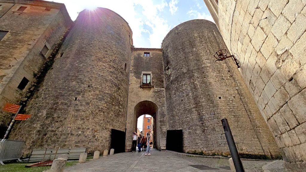 Noelia en las puertas de entrada del casco antiguo de Girona
