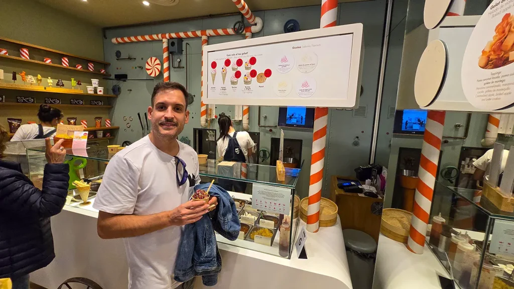 Joan en el interior de la heladeria Rocambolesc de Girona