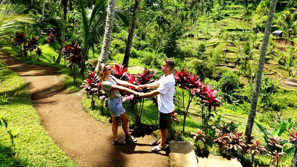 Noelia y Joan en un arrozal de Bali en Indonesia.
