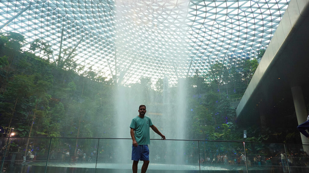 Joan sonriendo en las modernas instalaciones del aeropuerto de Changi en Singapur durante la escala.