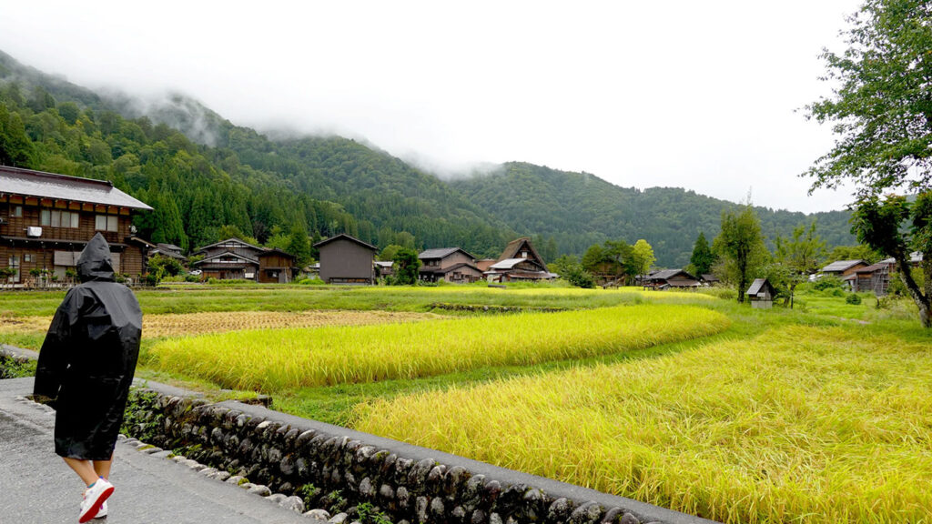 Joan caminando por la aldea de Shirakawa-go en los Alpes Japoneses