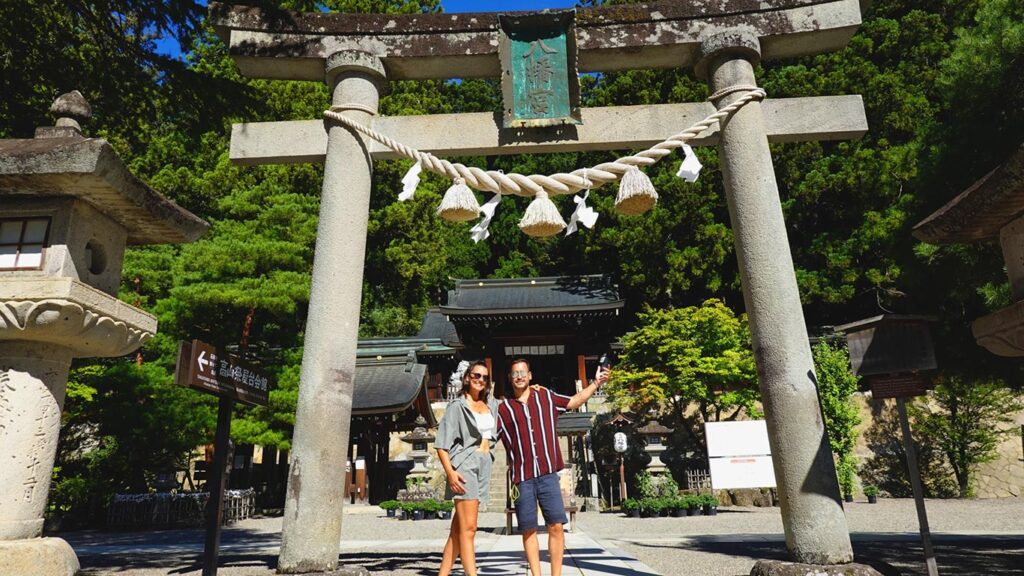 Noelia y Joan en la entrada de un santuario de Takayama en los Lapes Japoneses