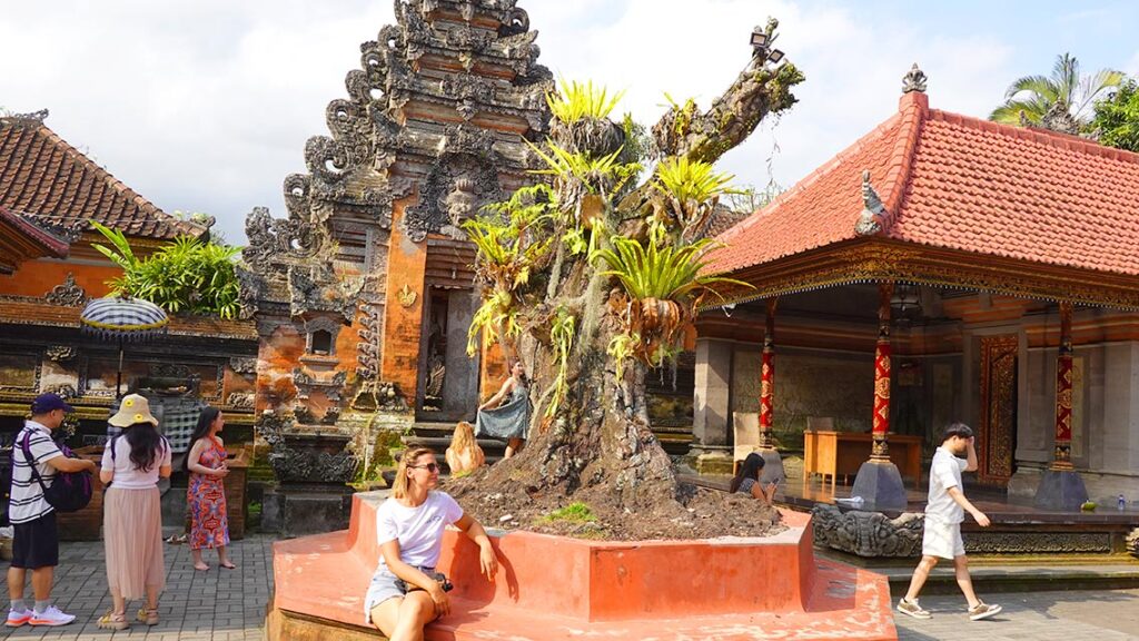 Noelia posando junto a las puertas talladas del Ubud Palace (Puri Saren Agung).