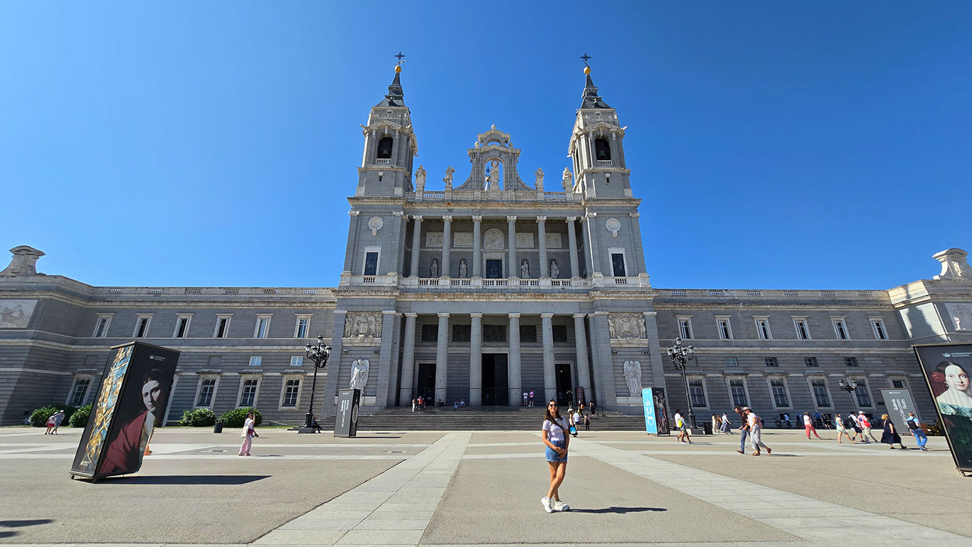 Entrada a la Catedral de la Almudena