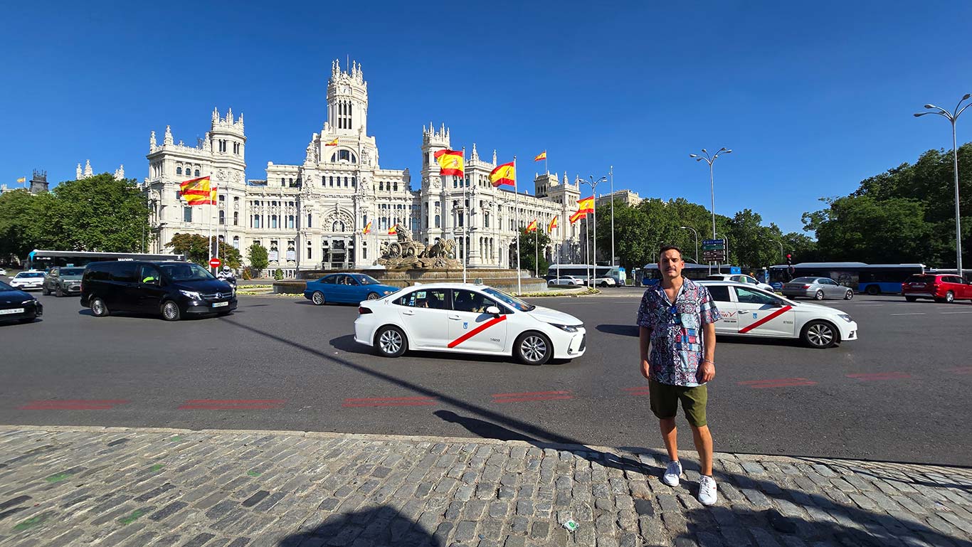 Contempla los edificios de alrededor de la Fuente de Cibeles