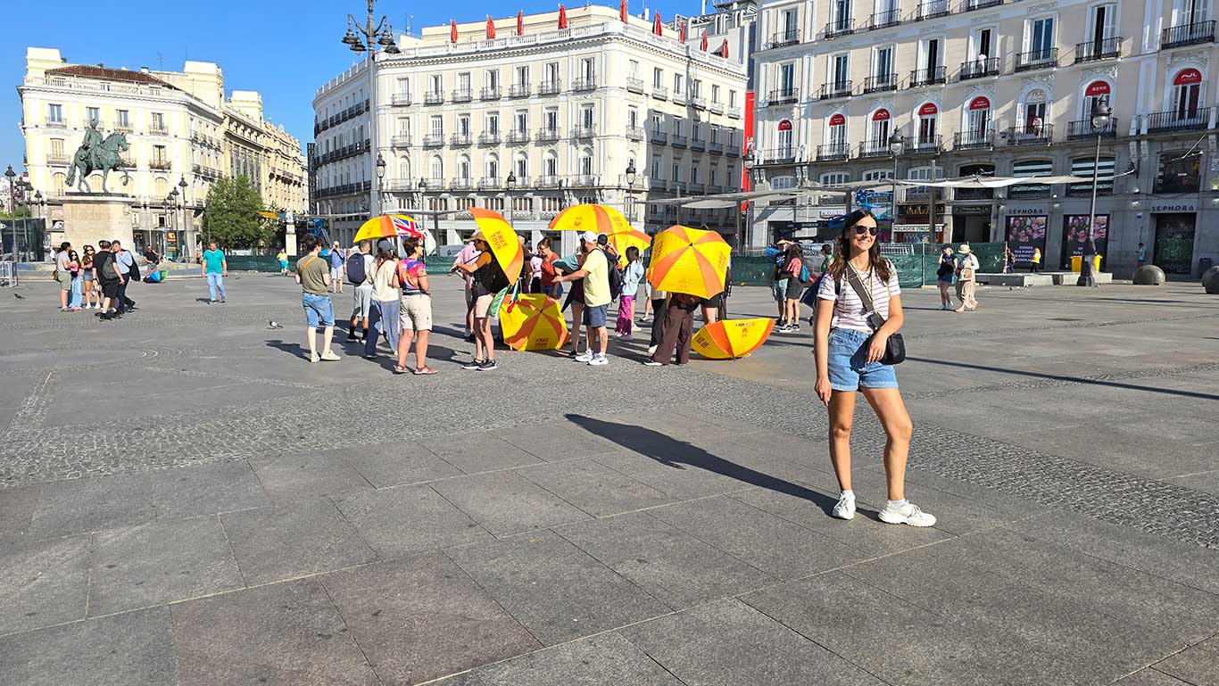 Caminando por la Puerta del Sol