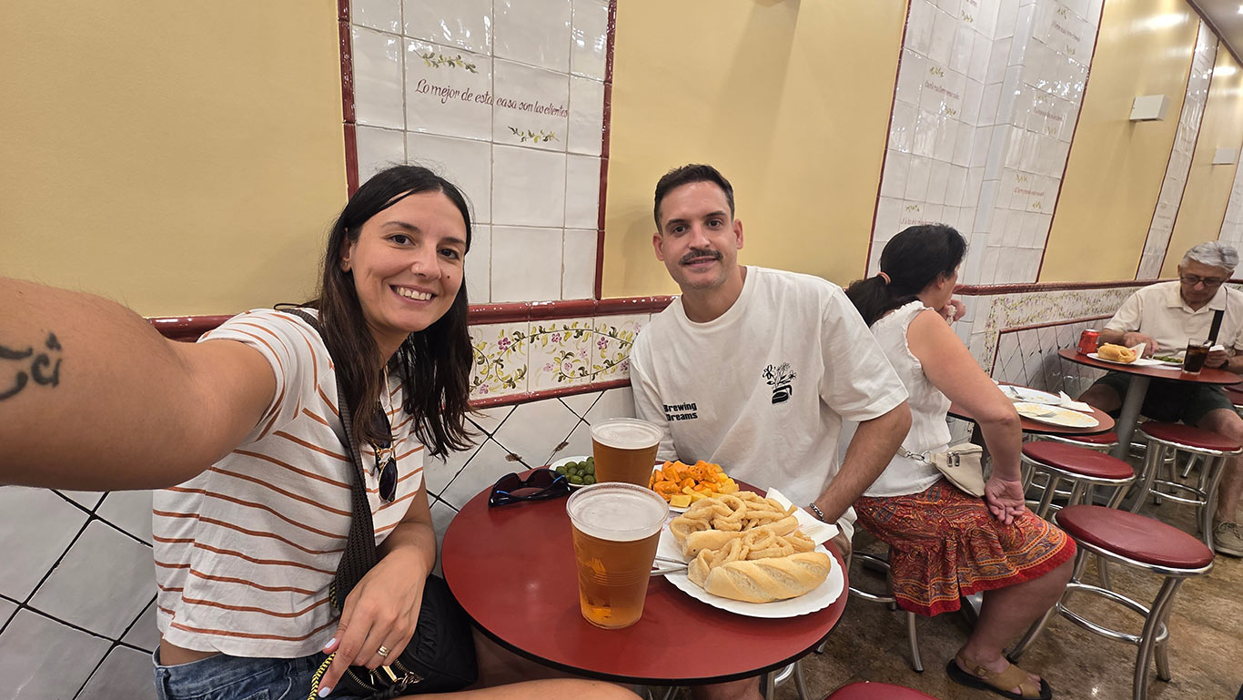 Cominedo un bocadillo de calamares