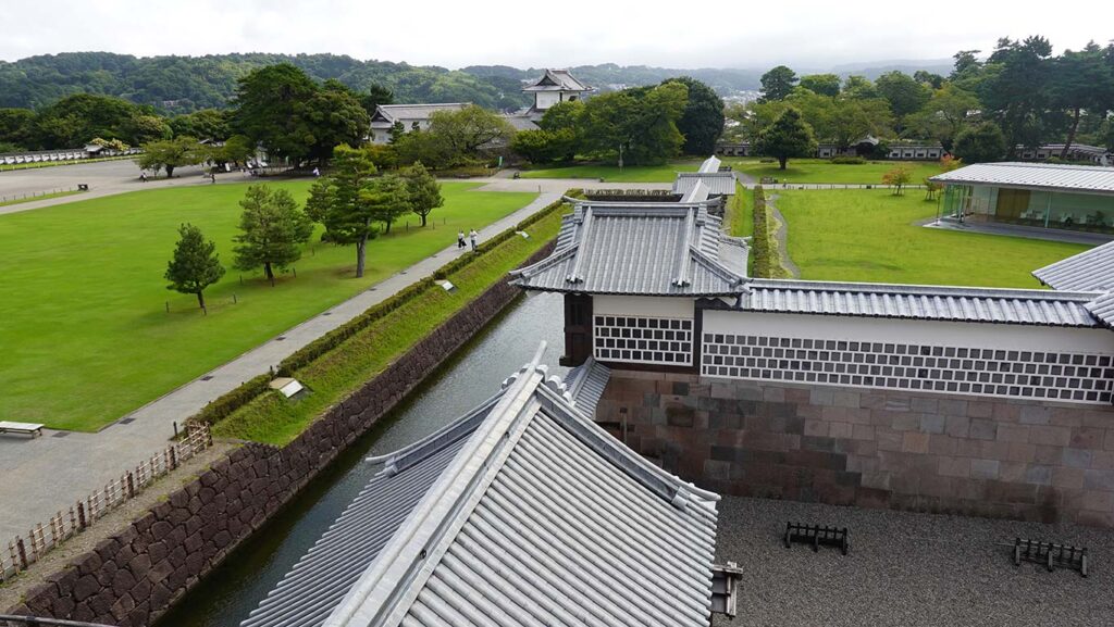 Vistas panorámicas desde una de las ventanas en el interior del Castillo de Kanazawa