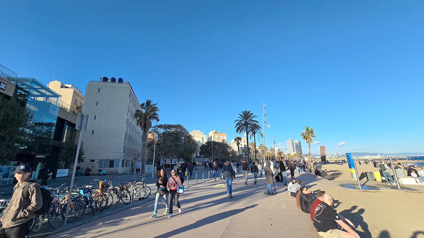 Gente en la playa de la Barceloneta