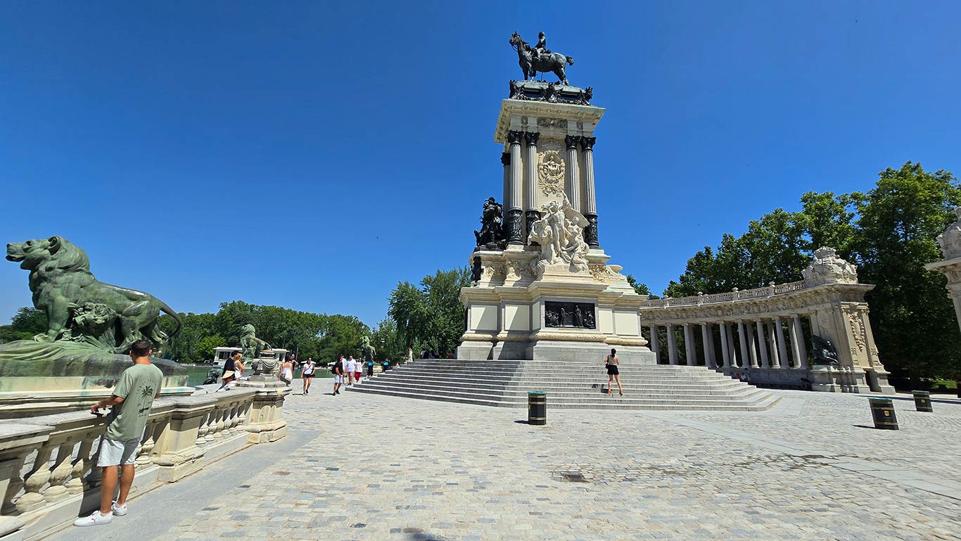 Monumento frente al Estanque Grande