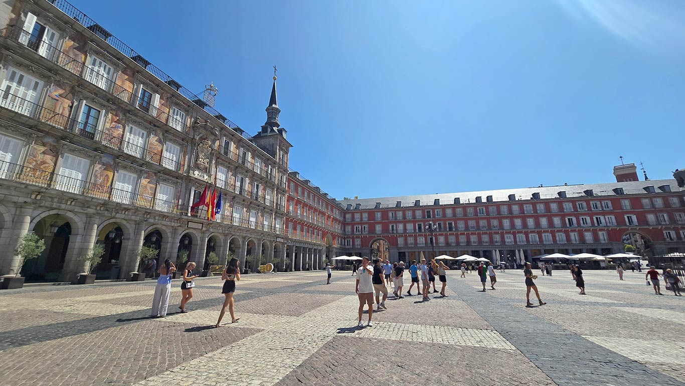 Fachada pintada con frescos en la Plaza Mayor