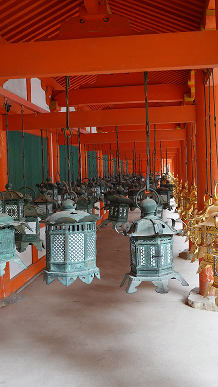 Linternas el interior del templo