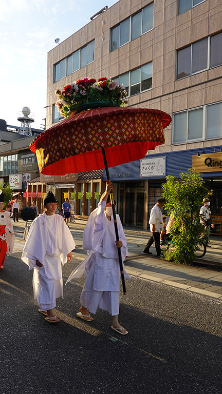 Desfile con trajes típicos de la ciudad