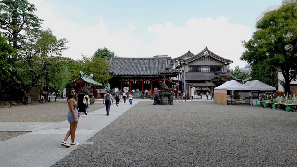 Fachada exterior del Santuario Asakusa Jinja, dedicado a los fundadores del templo.