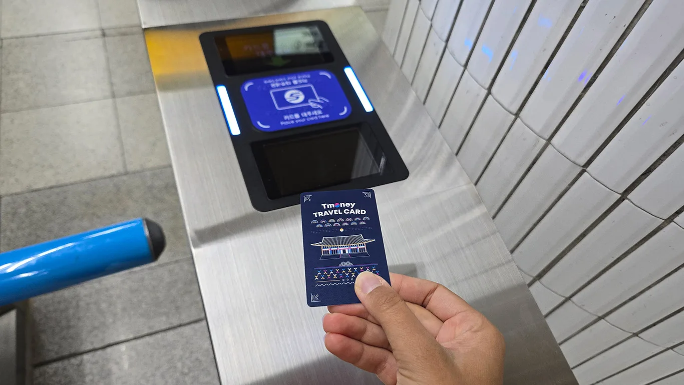 Pasa la tarjeta por el lector de los tornos del metro