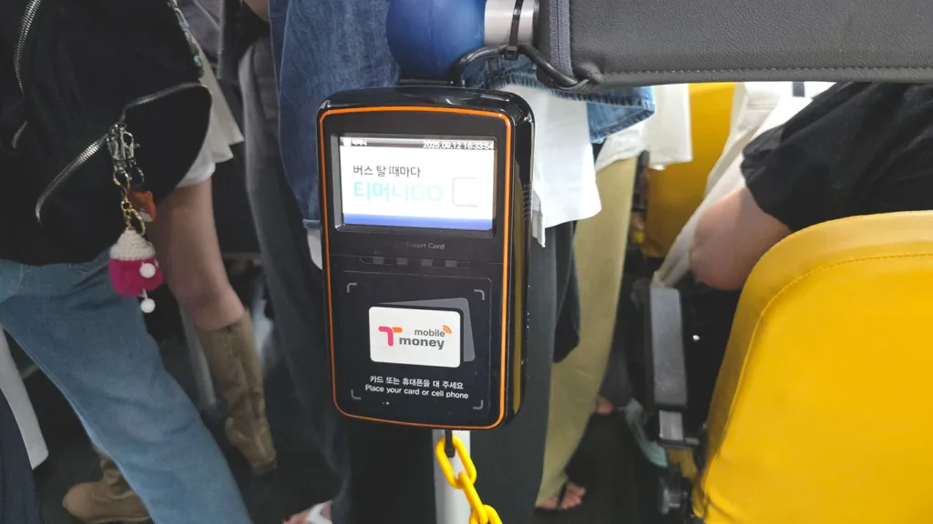 Torno del autobús para validar la tarjeta T-Money