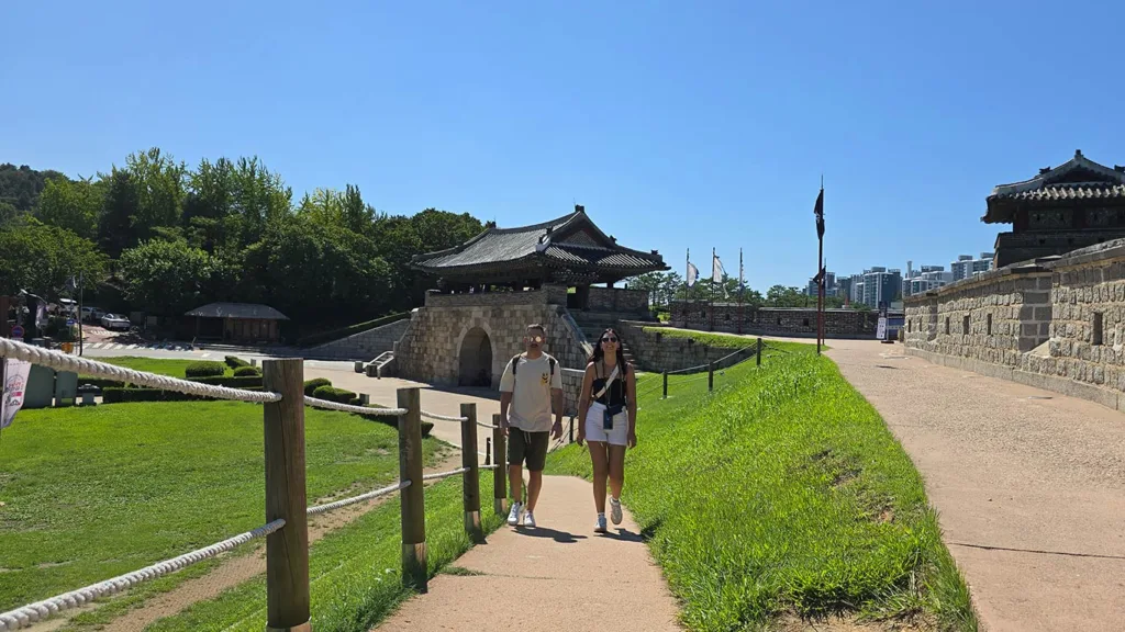 Noelia y Joan caminando por la muralla cerca de la Hwaseomun Gate de Suwon