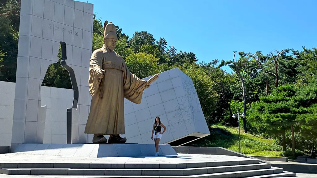 Noelia en la base de la Estatua del rey Jeongjo's de Suwon