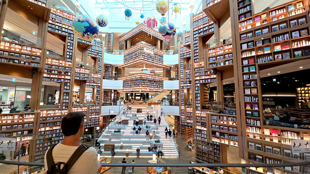 Librería Starfield, la librería más viral de Corea del Sur en Suwon, con miles de libros en estanterías altísimas