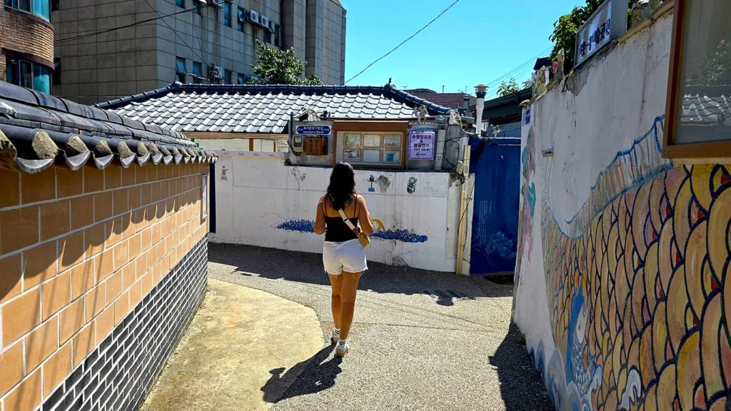 Noelia paseando por las calles de la Haenggung-dong Mural Village