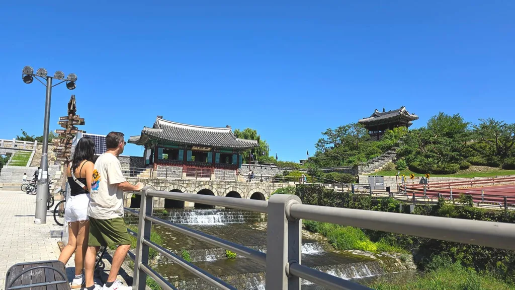 Noelia y Joan viendo la cascada de la Hwahongmun Gate en Suwon