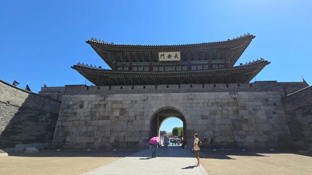 Joan en a entrada de la Janganmun Gate de Suwon