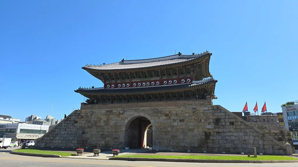 Vistas de la Paldalmun Gate en Suwon